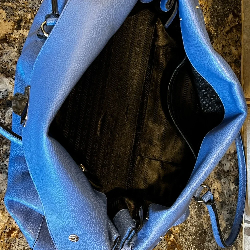 Ice blue faux leather purse with oversized press lock - Picture 6 of 10